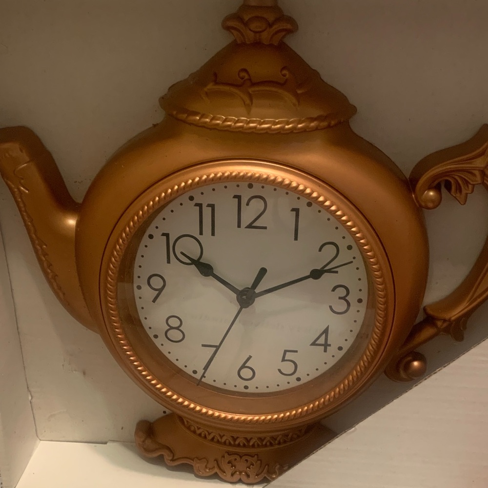 Elegant Gold Teapot Wall Clock